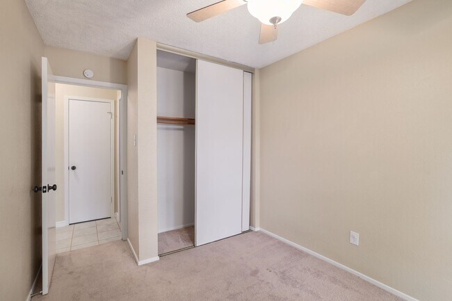 Building Photo - Freshly Renovated! Great Location! Such a sweet home