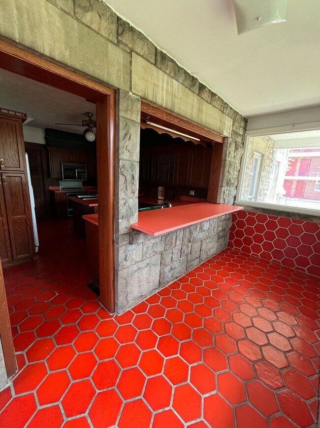 Building Photo - 5 BD/2BA Home next to Kirkwood with fenced backyard!
