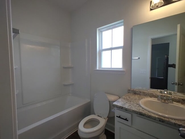 Building Photo - 584 Grayson Ave