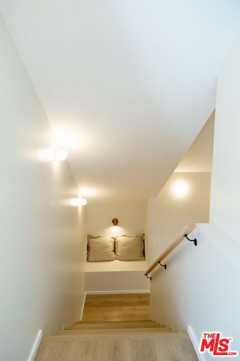 Building Photo - 1409 N De Longpre Ave