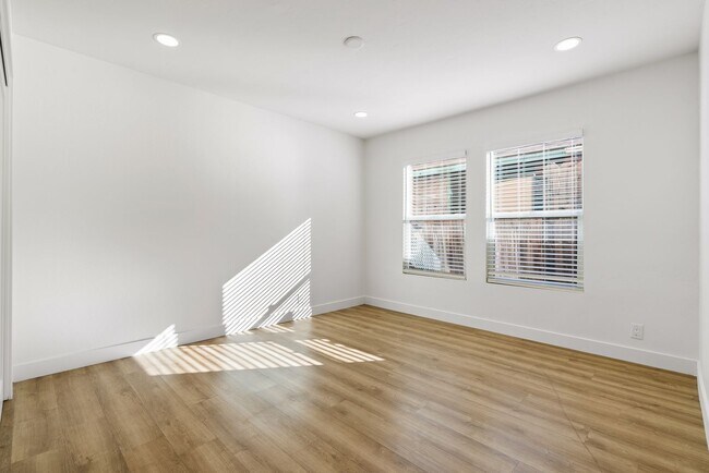 Building Photo - 2048 Swazey St