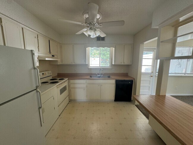 Building Photo - 2BR/2.5BA condo in Champion Court near Cen...