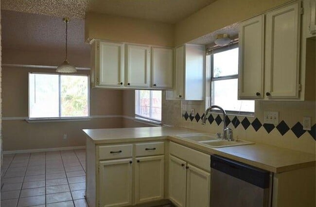 Building Photo - 609 Riverwood Dr
