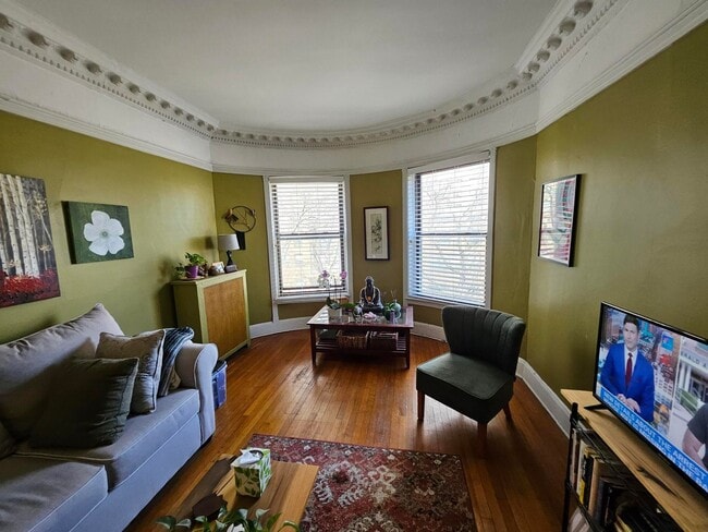 Building Photo - 817 W Belle Plaine Ave