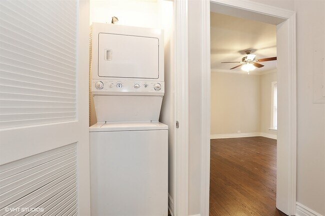 Building Photo - 2452 W Addison St