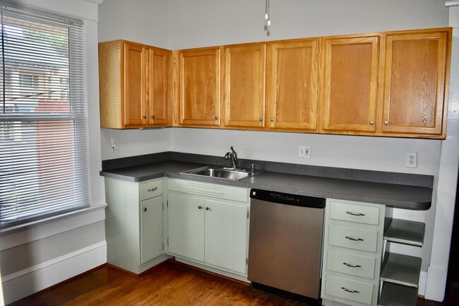 Building Photo - 929 Church St