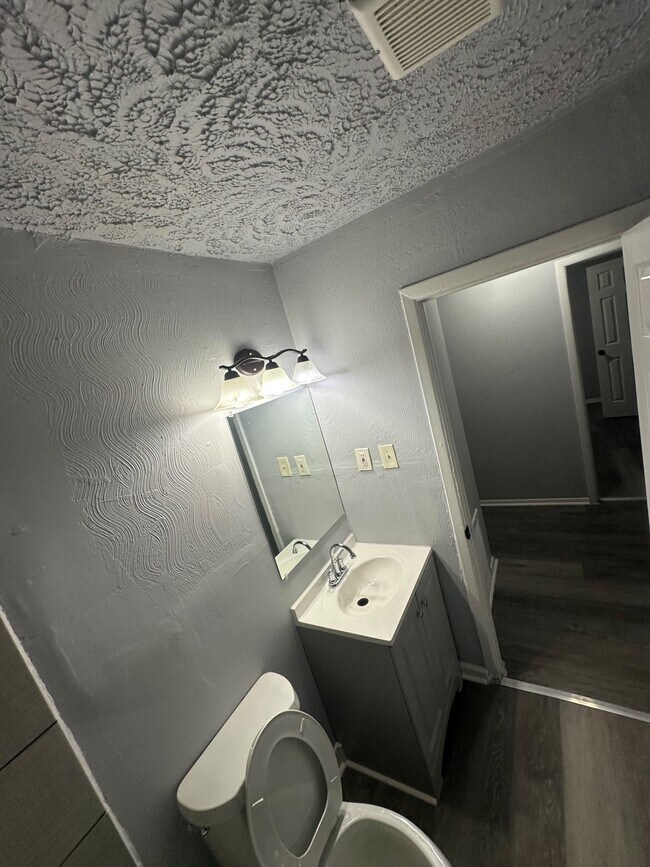 Building Photo - 400 Greenhill Way SW