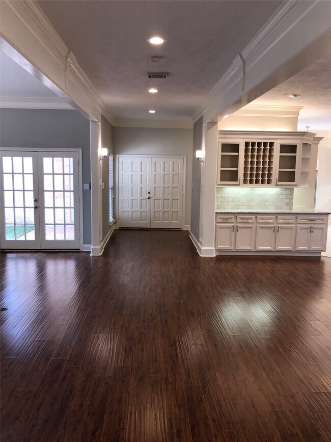 Building Photo - 10310 Chevy Chase Dr