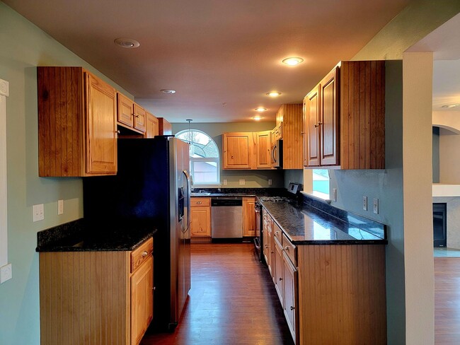 Building Photo - Spacious, bright, 4 bed in Bremerton