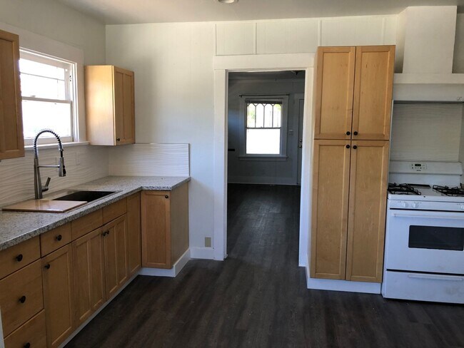 Building Photo - 1835 Estudillo St