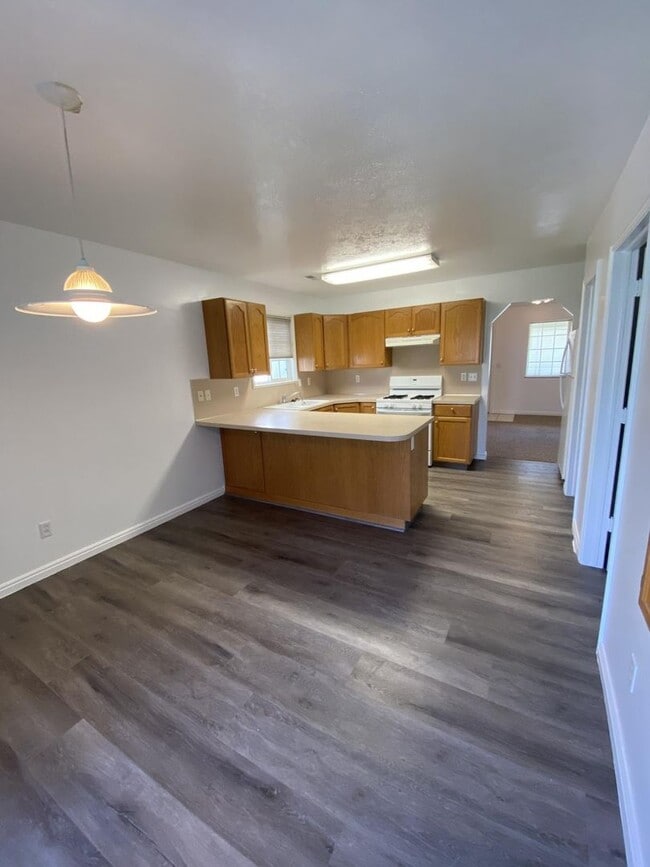 Building Photo - 1556 Talon Dr