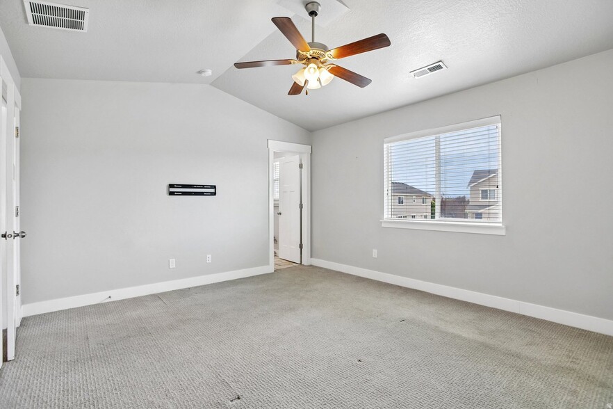 Building Photo - 167 W Silver Springs Dr