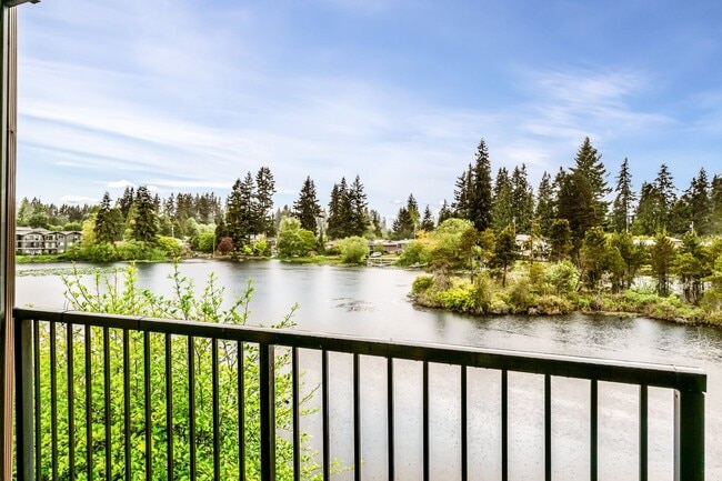 Building Photo - 2 Bedroom 1 Bathroom Lakeside Unit!