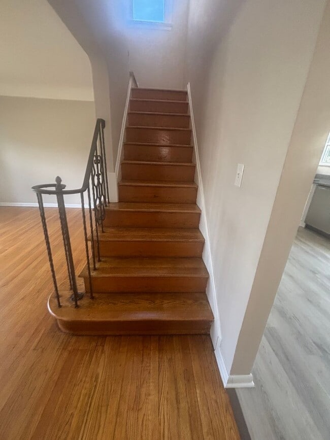 Building Photo - Update 3 Bed - Single Family