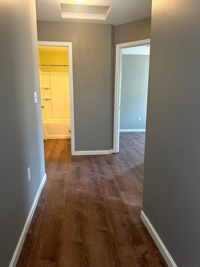 Building Photo - 4005 Redroyal Ave