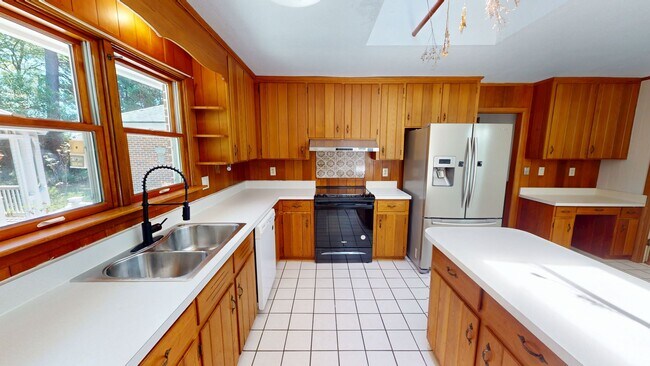 Building Photo - Charming 3 Bedroom Brick Ranch with Refurbished Original Woodwork