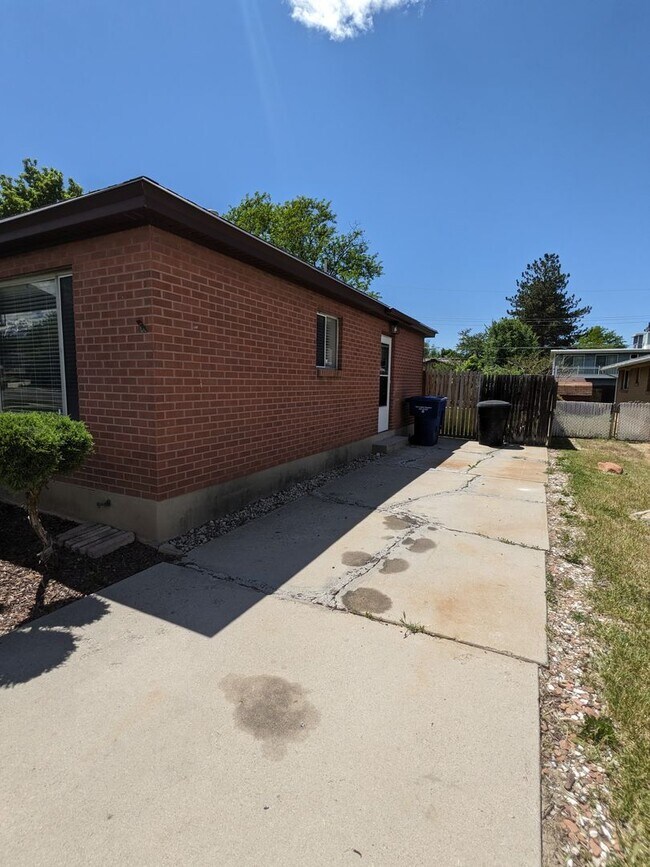 Building Photo - 1100 E