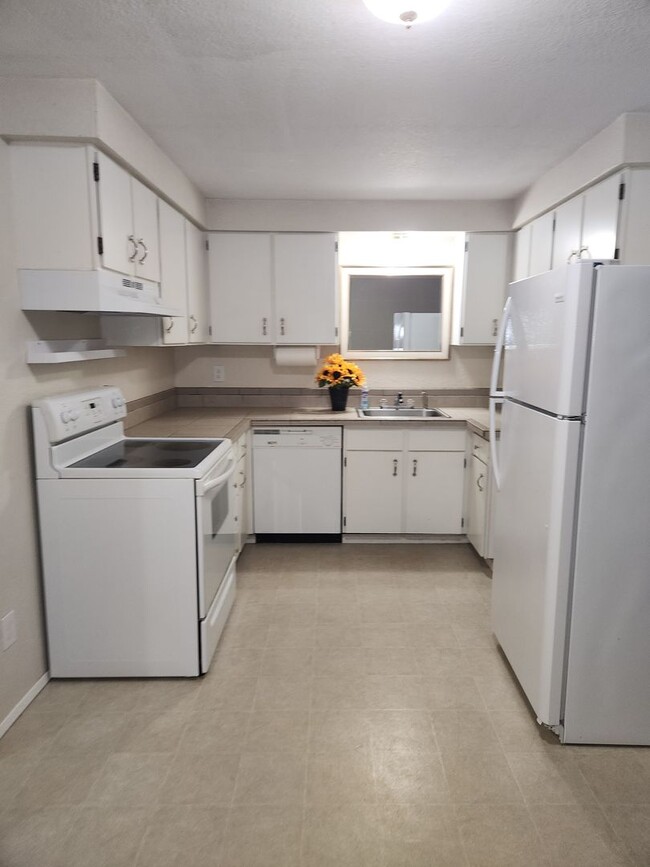 Building Photo - 2bed 1bath Duplex