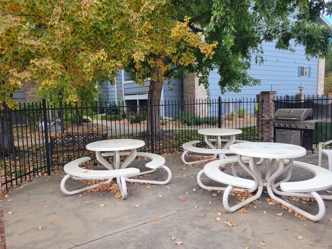 Building Photo - Fresh Boulder 1 Bedroom Condo for Rent with Pool, Tennis and Fitness Center in Hunter Creek