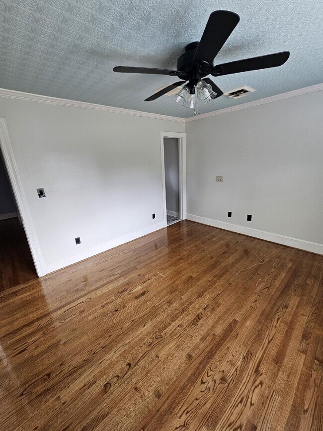 Building Photo - 217 Windsor Rd