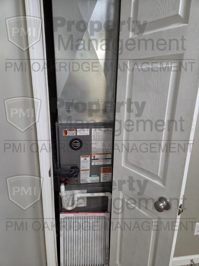 Building Photo - 3 Bedroom Single Level Duplex with Garage