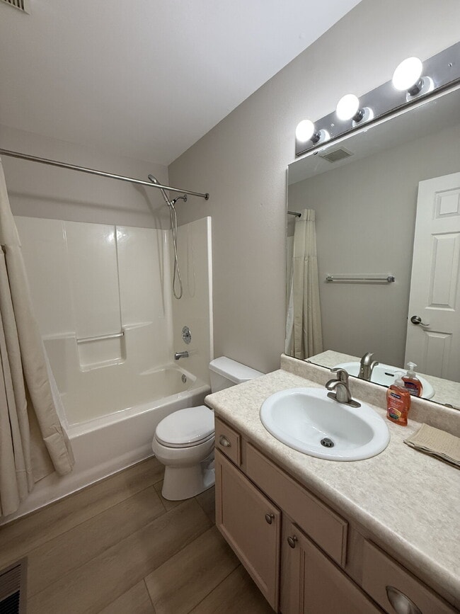 Building Photo - AMAZING Home in Quiet Community Available ...