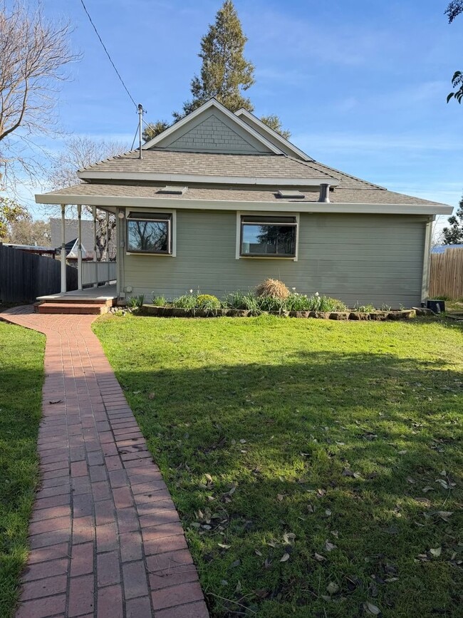 Building Photo - Charming Jackson Home