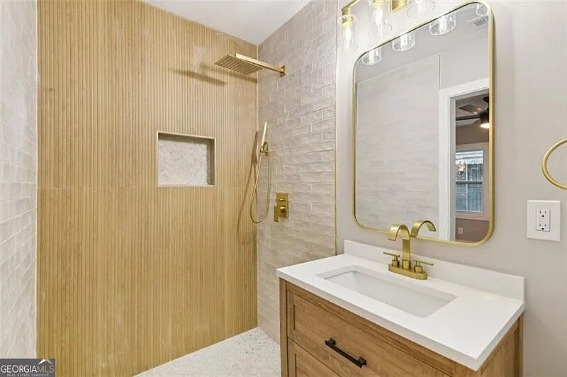 Building Photo - Room in House on Diana Dr SW