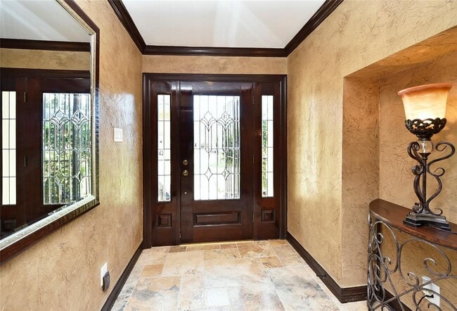 Building Photo - 2802 S Doral Dr