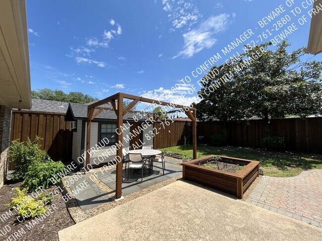 Building Photo - 645 Thompson Dr