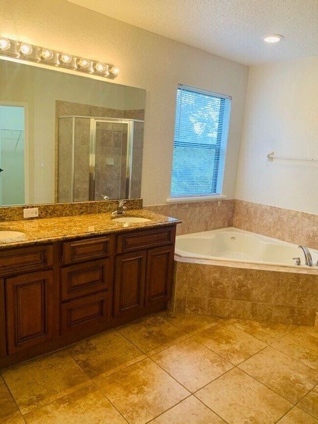 Building Photo - Gated Community of La Fortuna in Kissimmee