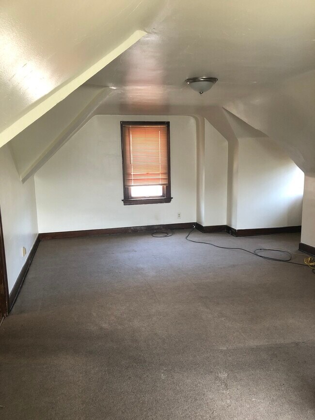 Building Photo - Cleveland Heights 1 bedroom 3rd Floor