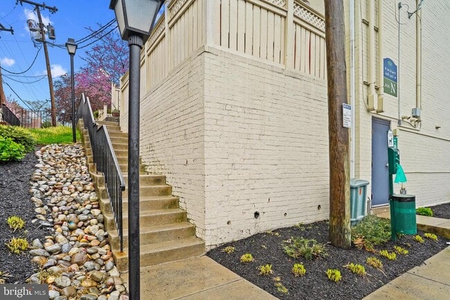 Building Photo - 1401 N Van Dorn St
