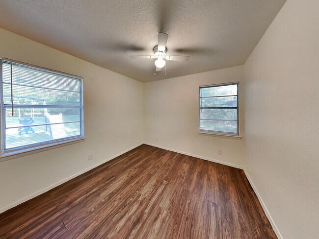 Building Photo - ADORABLE HOME IN ARLINGTON!