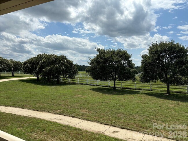 Building Photo - 2417 Lynwood Dr