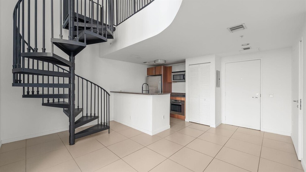 Building Photo - 300 S Biscayne Blvd