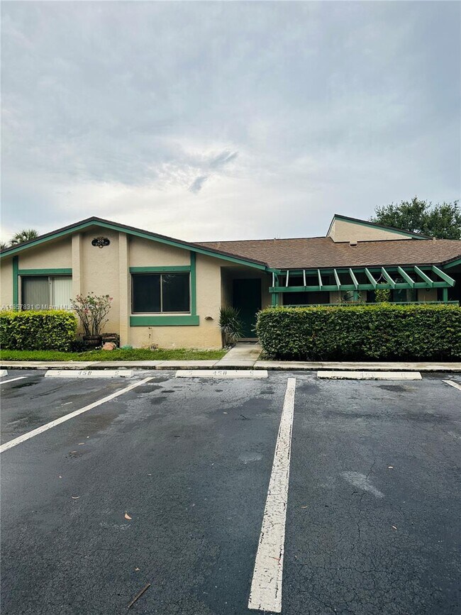 Building Photo - 458 Lakeview Dr