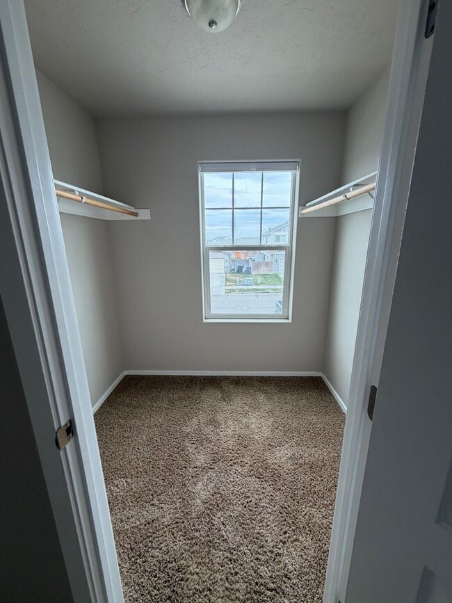 Building Photo - Check out our move in special on this charming Very Spacious 2-Story Home for Rent in Pasco, WA!