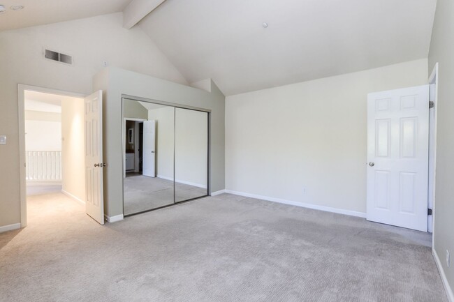 Building Photo - 3 Bed / 2.5 Bath bright and spacious home ...