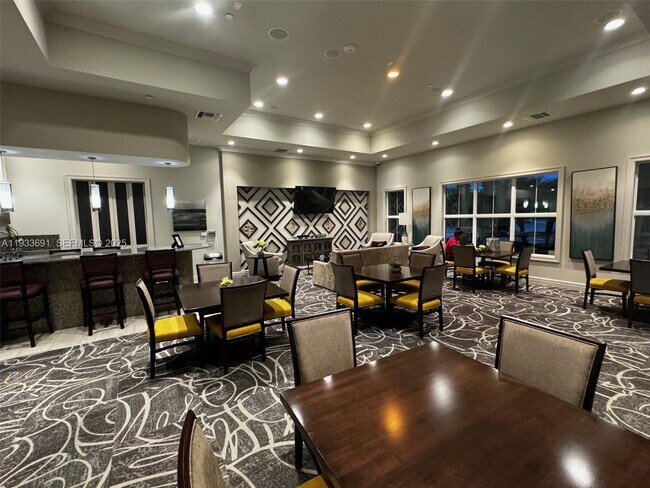 Building Photo - 950 Hillcrest Dr