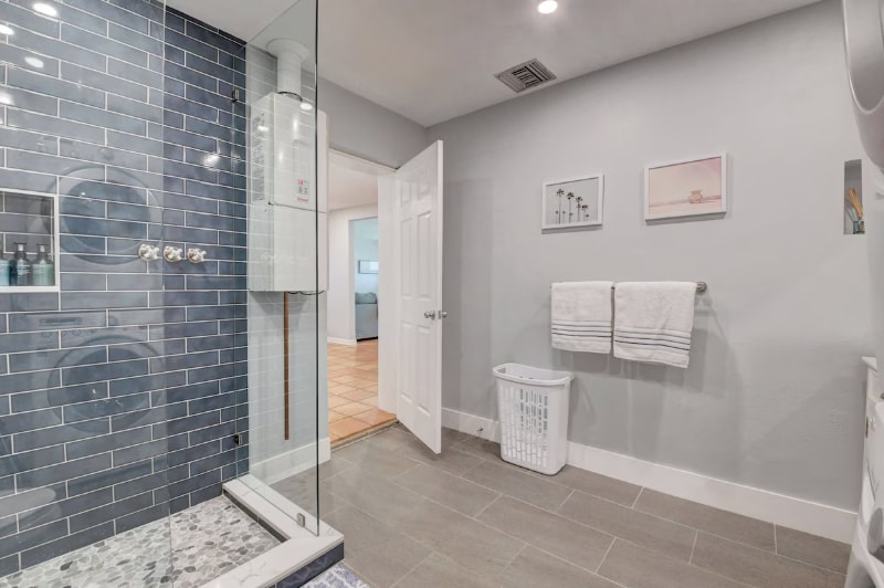 Building Photo - 721 NE 8th Ave