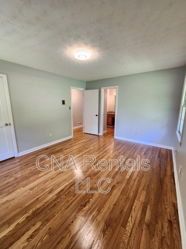 Building Photo - 626 Honeybear Ln