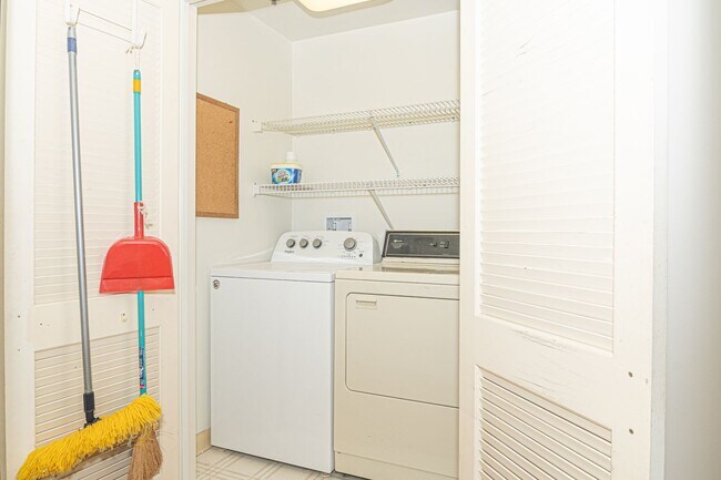 Building Photo - Spacious Condo, Exclusive Building - Honolulu