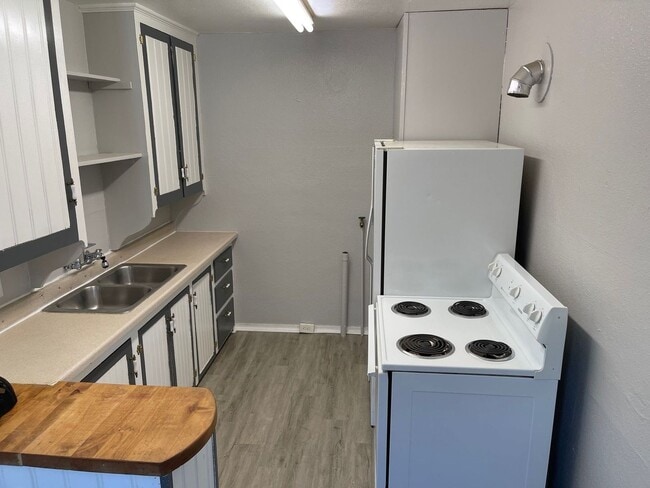 Building Photo - 2135 Eberlein Ave