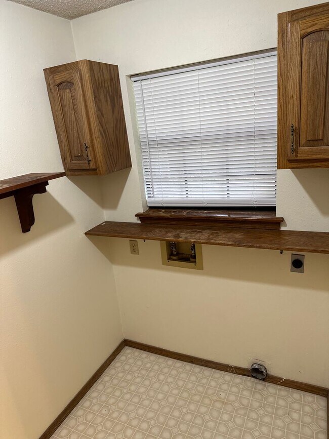 Building Photo - Available 7/1!  Spacious 3 Bedroom, 2 Full Bathroom Rogers Home in Quiet Neighborhood
