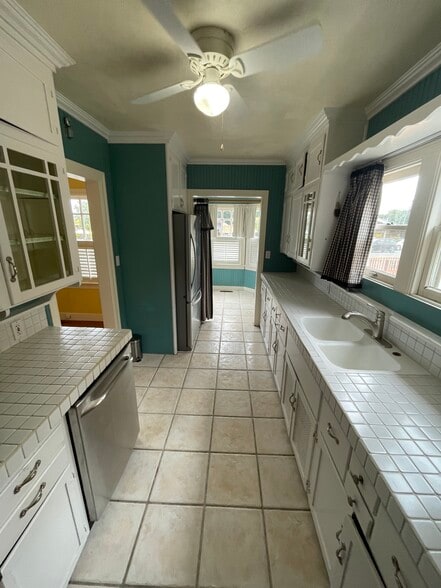 Kitchen with gas stove, dishwasher & disposal - 920 Gravenstein Ave