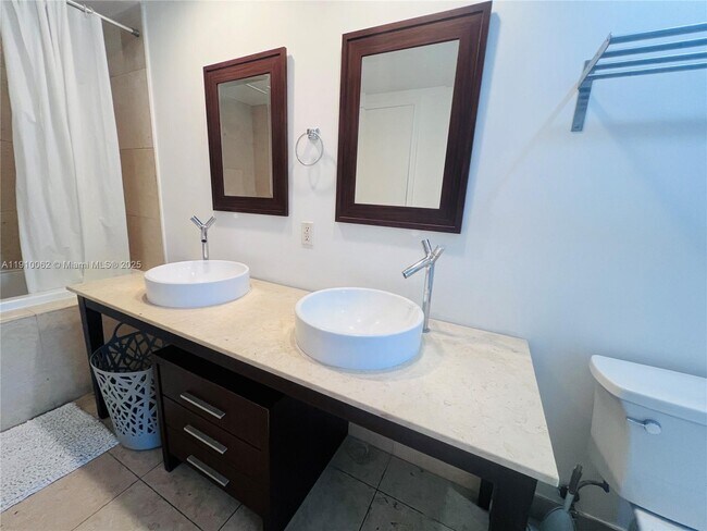 Building Photo - 485 Brickell Ave