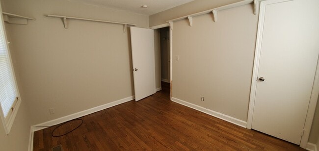 Building Photo - Brick ranch with 2 bedrooms