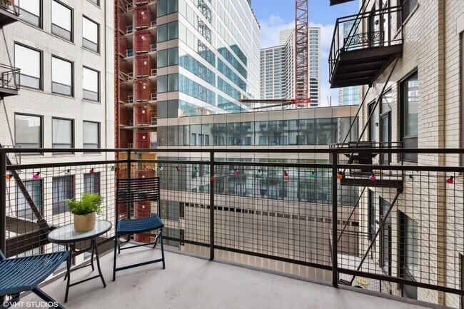 Building Photo - 910 S Michigan Ave