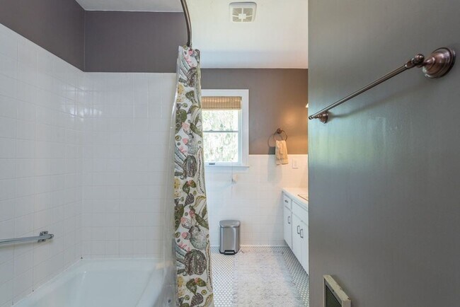 Building Photo - Weaverville Farmhouse Rental!